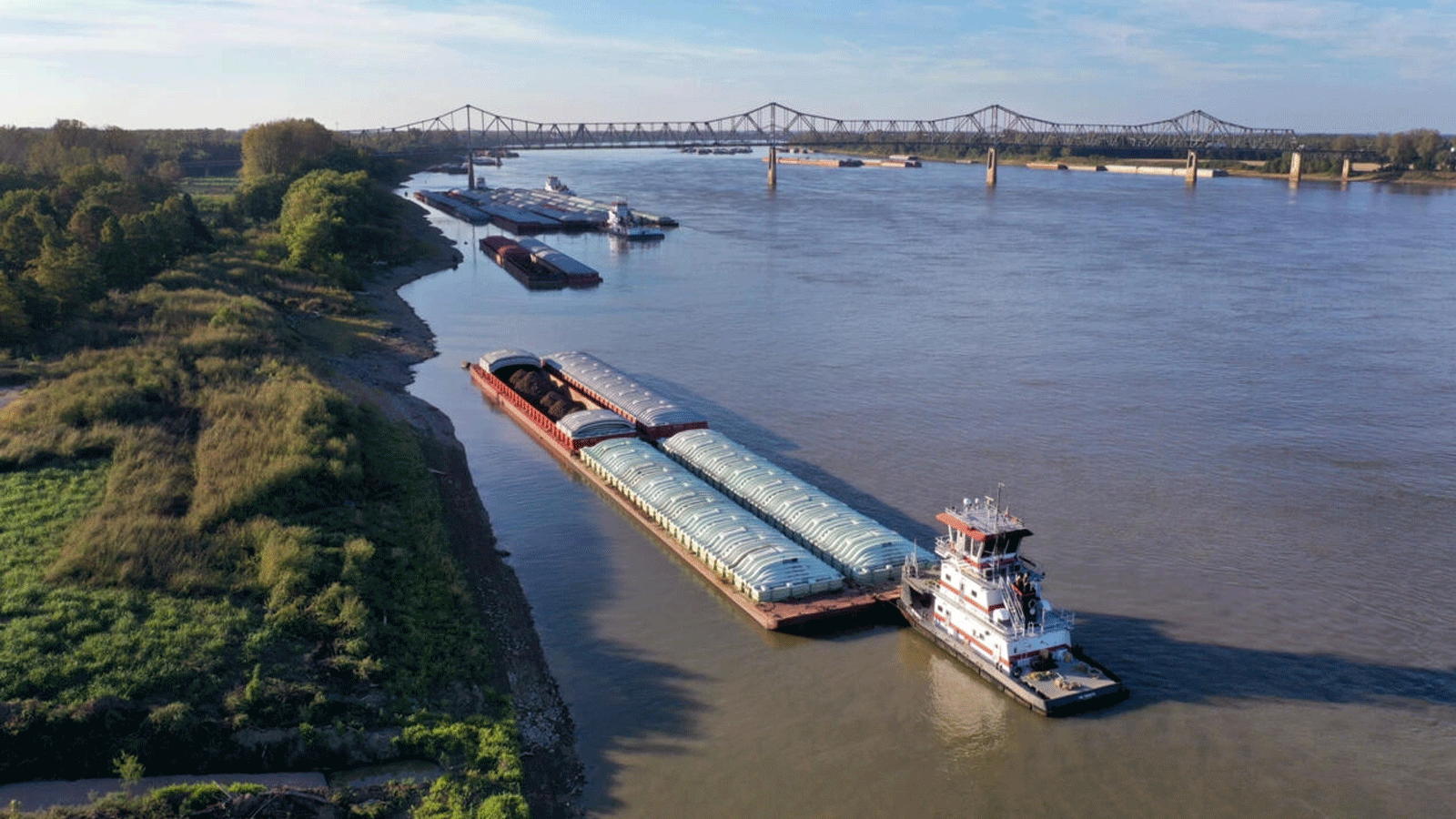 انخفاض منسوب نهر ميسيسيبي يُربك حركة الملاحة المهمة للاقتصاد الأميركي