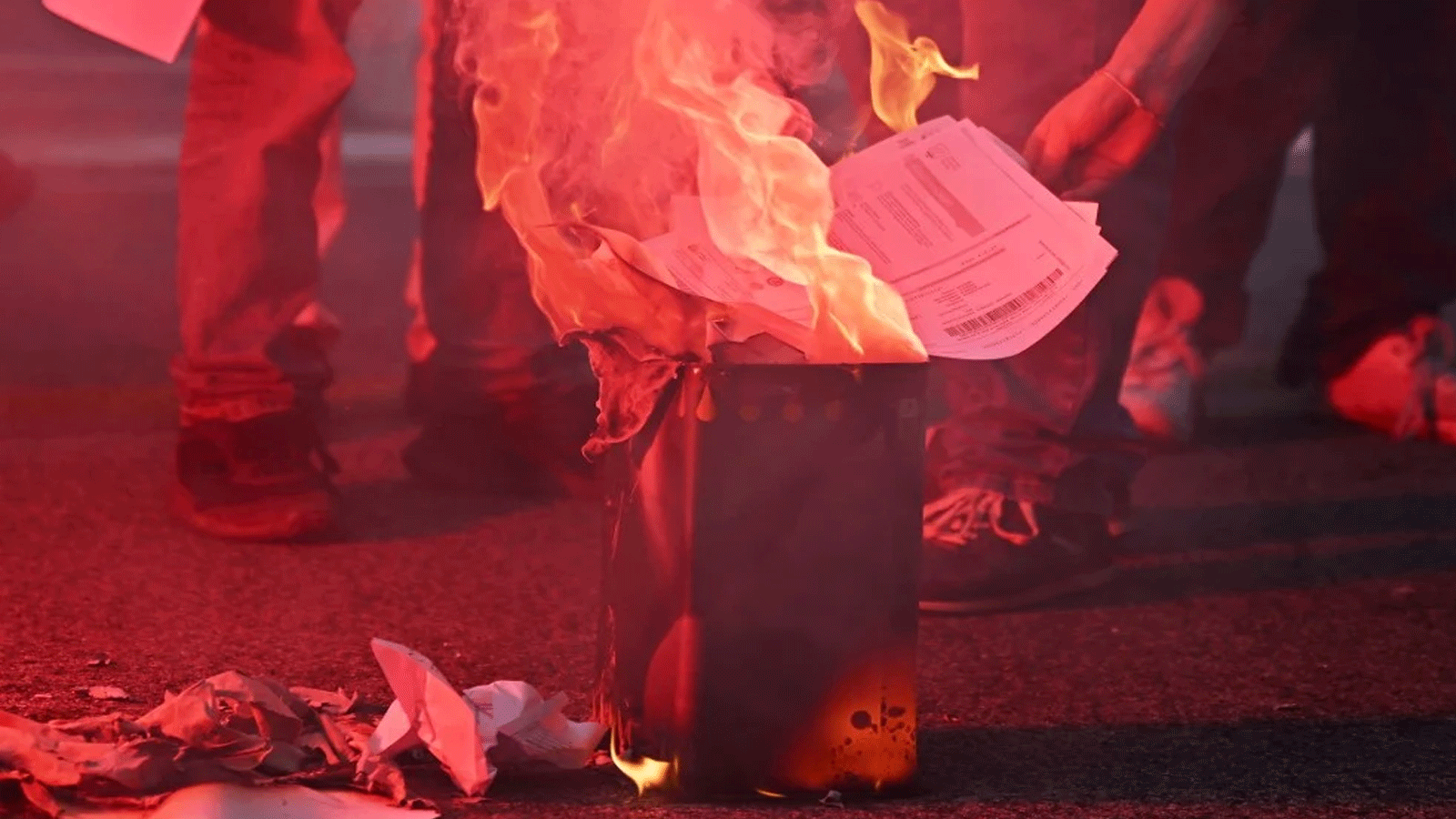 متظاهرون يحرقون فواتير الطاقة في روما خلال مظاهرة يوم 3 تشرين الأول\ أكتوبر 2022 ضد ارتفاع تكاليف المعيشة