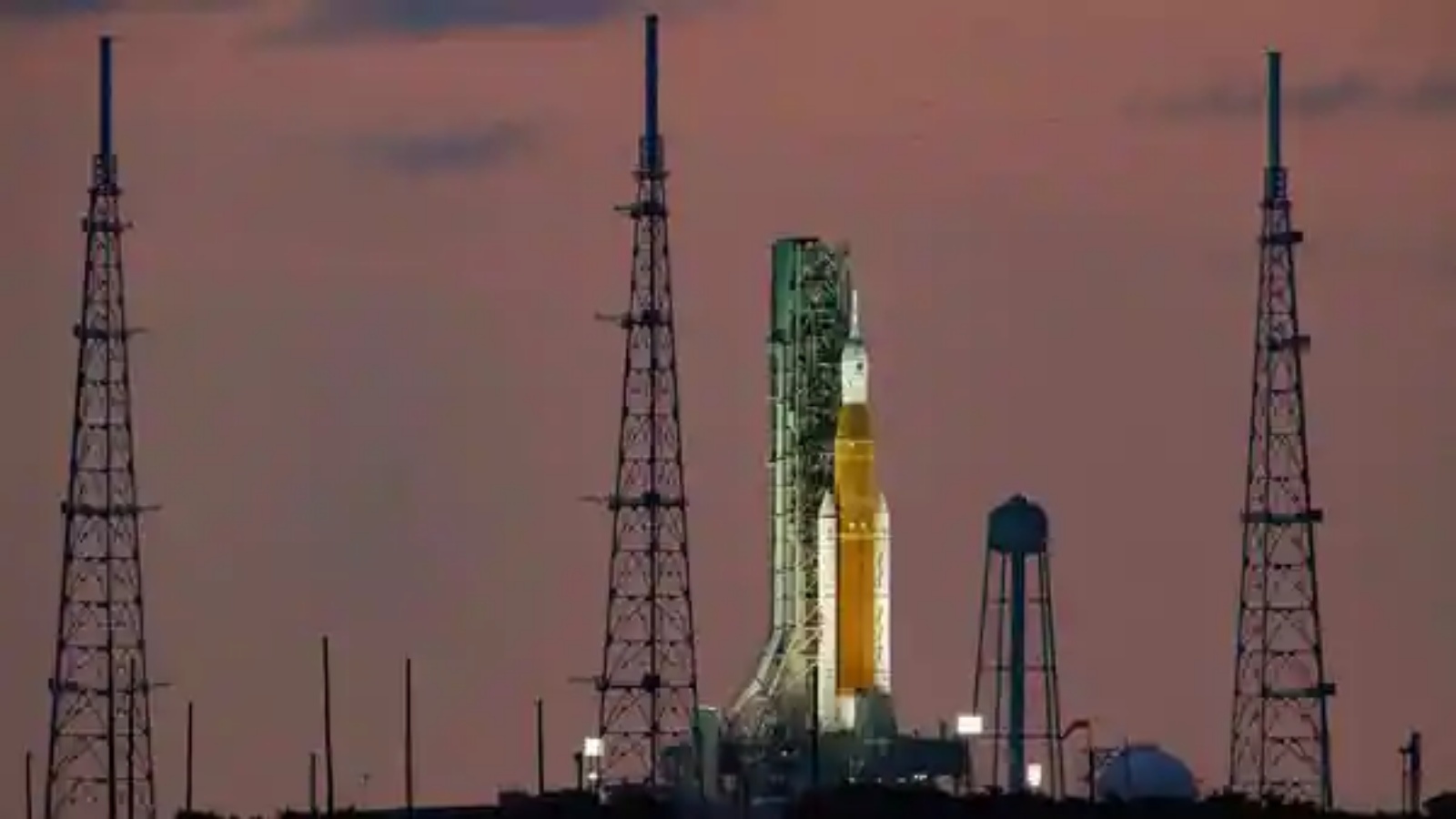 صاروخ أرتيمس 1 القمري غير المأهول على منصة الإطلاق 39B في مركز كينيدي للفضاء التابع لناسا في كيب كانافيرال، فلوريدا، في 25 سبتمبر 2022