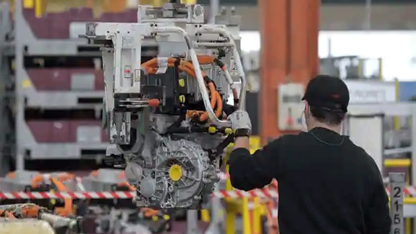 موظف يعمل على خط تجميع محرك كهربائي في مصنع Stellantis لتصنيع السيارات في تريميري بشرق فرنسا. 