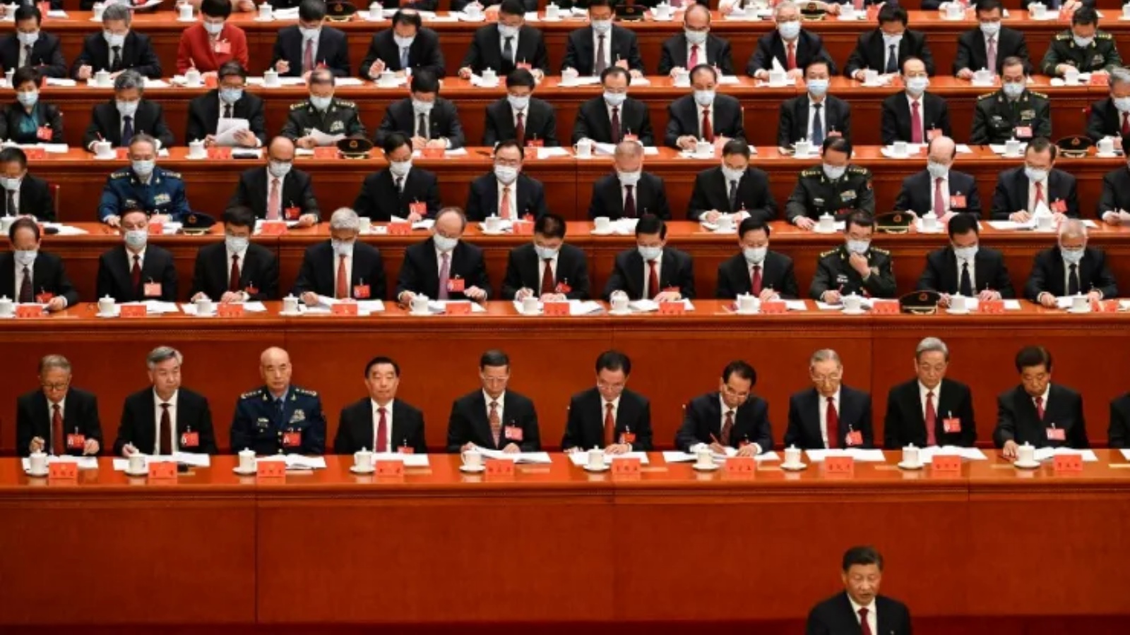 الرئيس الصيني شي جينبينغ (أمام اليمين) خلال الجلسة الافتتاحية للمؤتمر العشرين للحزب الشيوعي الصيني في قاعة الشعب الكبرى في بكين في 16 أكتوبر 2022