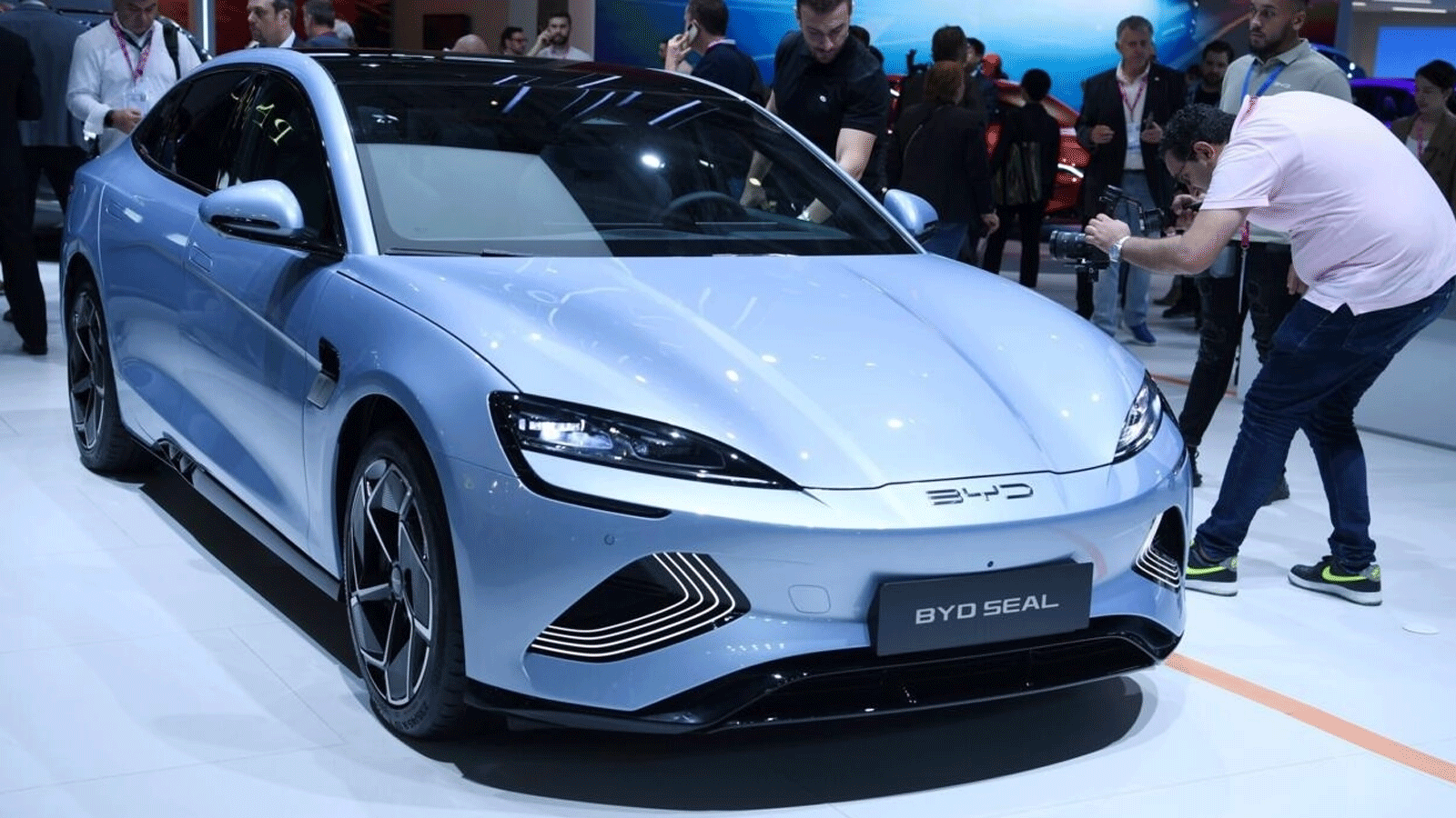 شركة تصنيع السيارات الصينية BYD تقدم أحد موديلاتها في معرض باريس للسيارات. 17 أكتوبر\تشرين الأول 2022