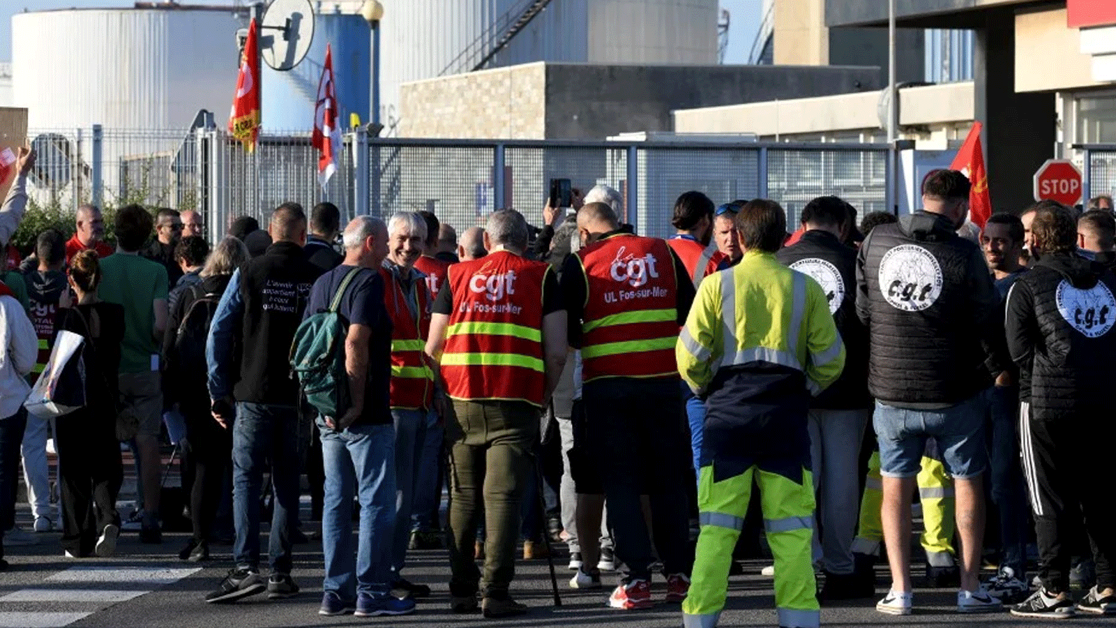 عمال ونقابيون مضربون من نقابة CGT يتجمعون خارج مصفاة النفط التابعة لشركة Esso في فوس سور مير ، جنوب فرنسا.