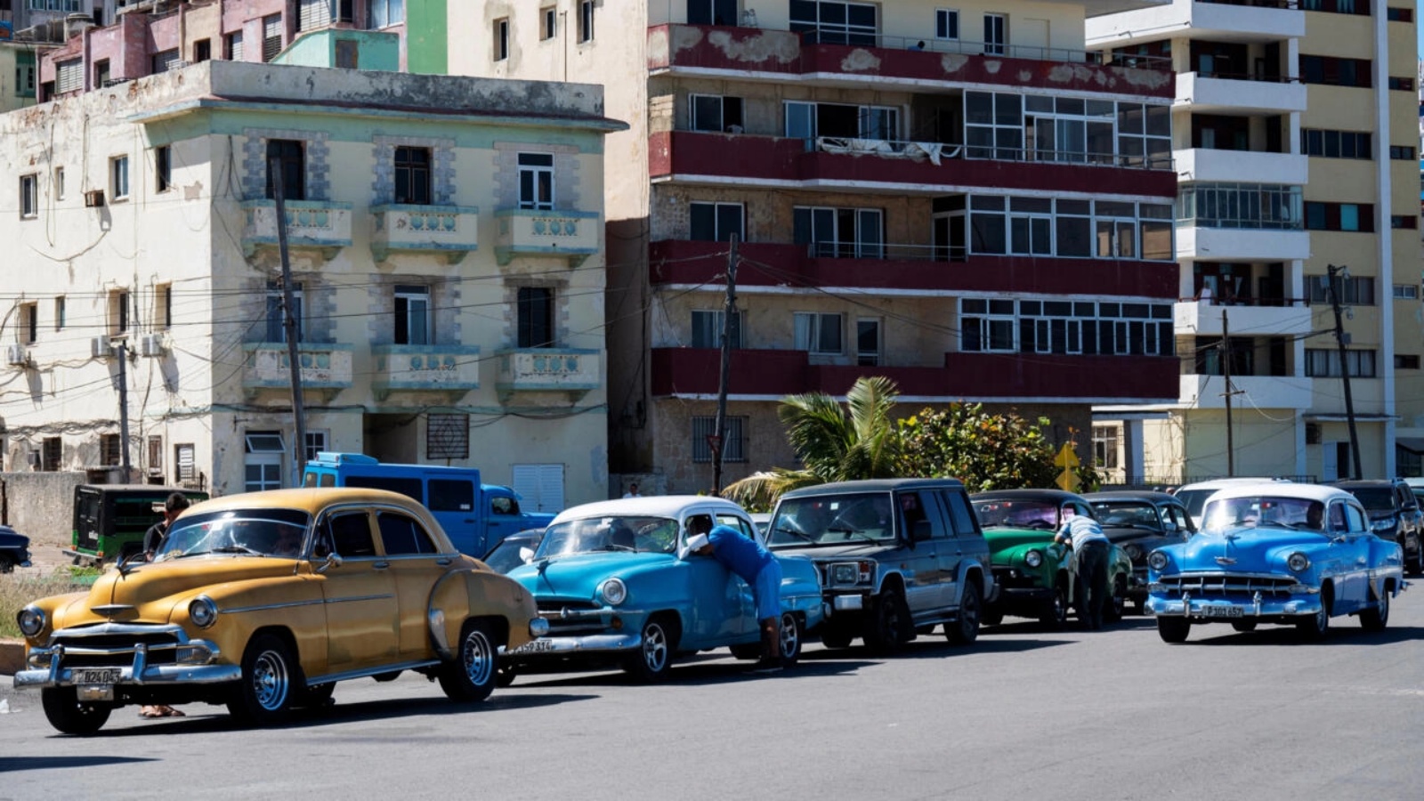 طوابير سيارات أمام محطة بنزين في هافانا في 27 أكتوبر 2022