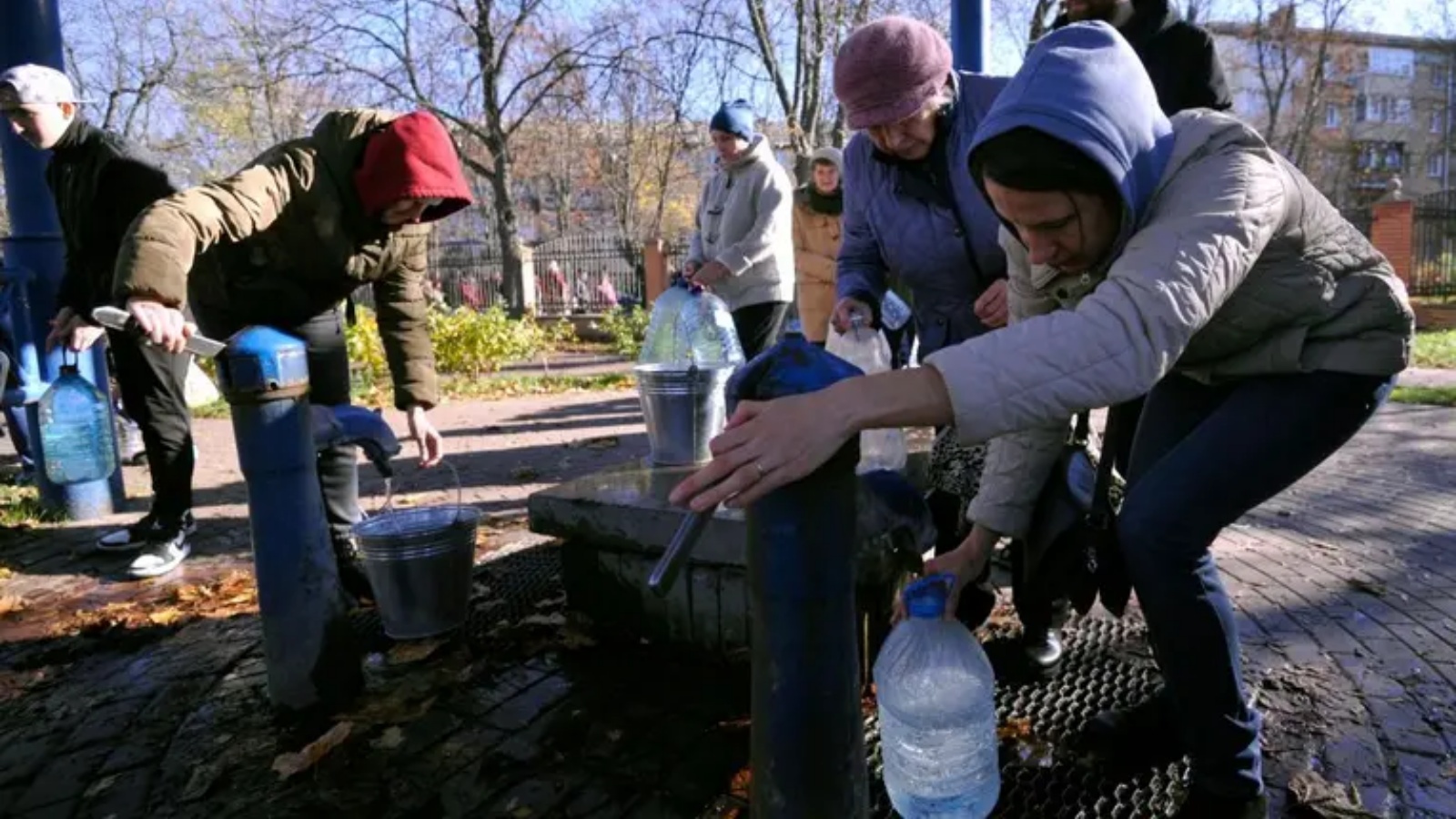 سكان كييف يملأون الحاويات والزجاجات البلاستيكية من مضخة مياه في إحدى الحدائق في العاصمة الأوكرانية كييف في 31 أكتوبر 2022
