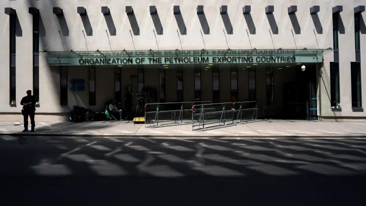 رجال شرطة نمساويون يحرسون مدخل مقر منظمة البلدان المصدرة للبترول (أوبك) خلال الاجتماع 176 لمؤتمر أوبك والاجتماع السادس لدول أوبك وخارجها في 1 يوليو 2019 في فيينا، النمسا