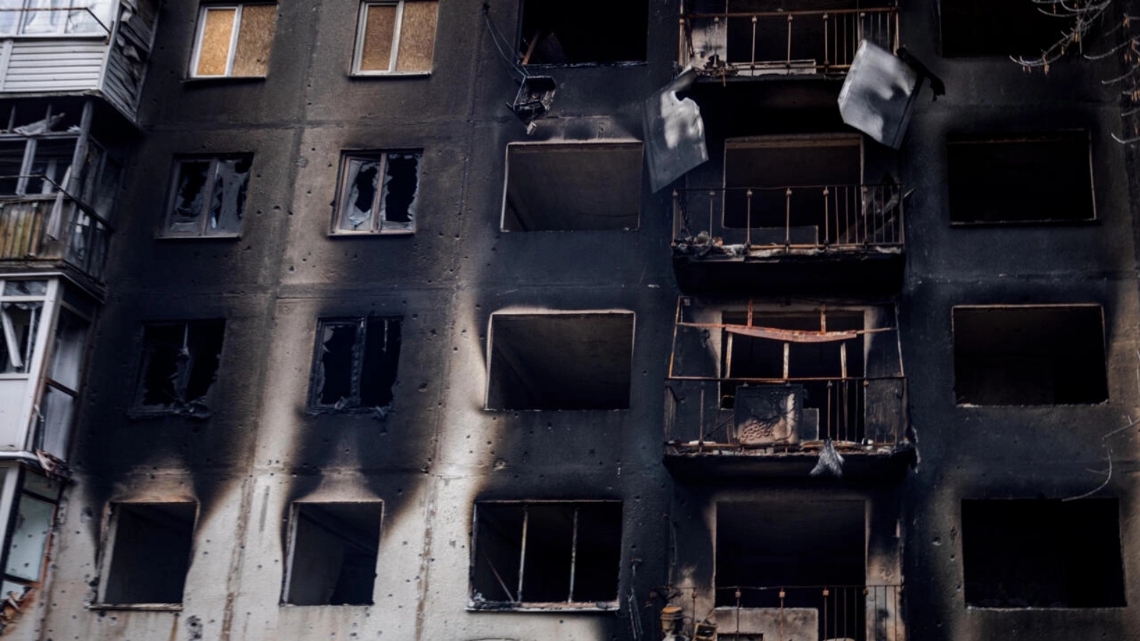 صورة تظهر واجهة مبنى سكني بعد القصف في بلدة بخموت في شرق أوكرانيا، في 31 أكتوبر 2022