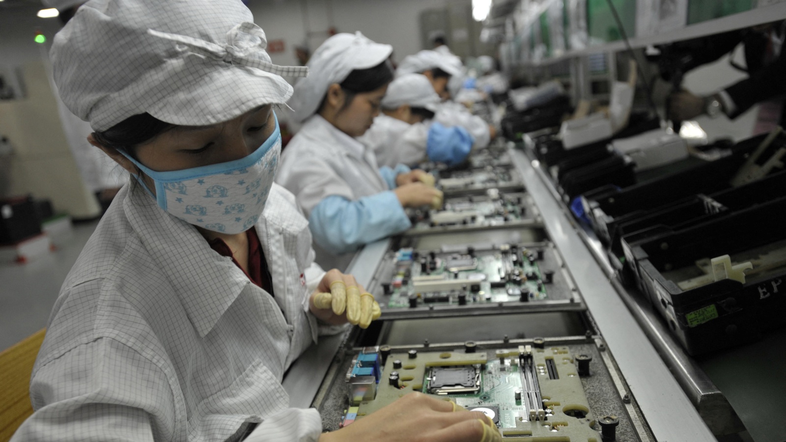 عاملات صينيات في مصنع تابع لشركة آبل في الصين