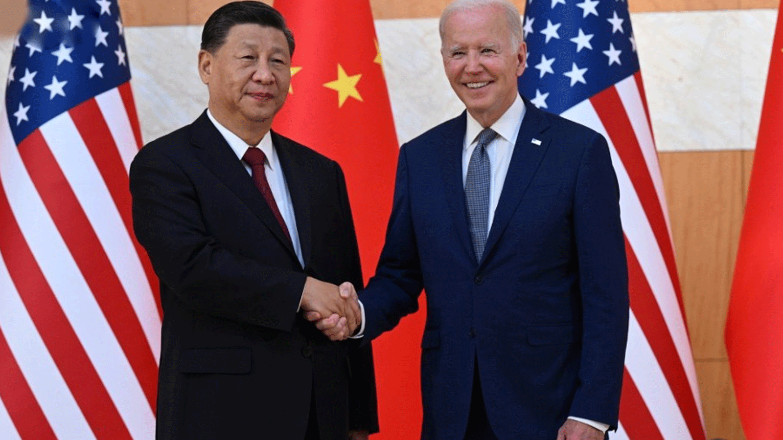 مصافحة بين الرئيسين الأميركي جو بايدن والصيني شي جينبينغ