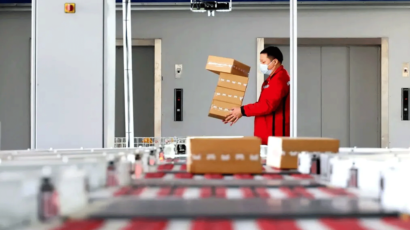 لقطة لعامل يساهم بتجهيز شحنات يوم العزاب في ليانيونقانغ، الصين.