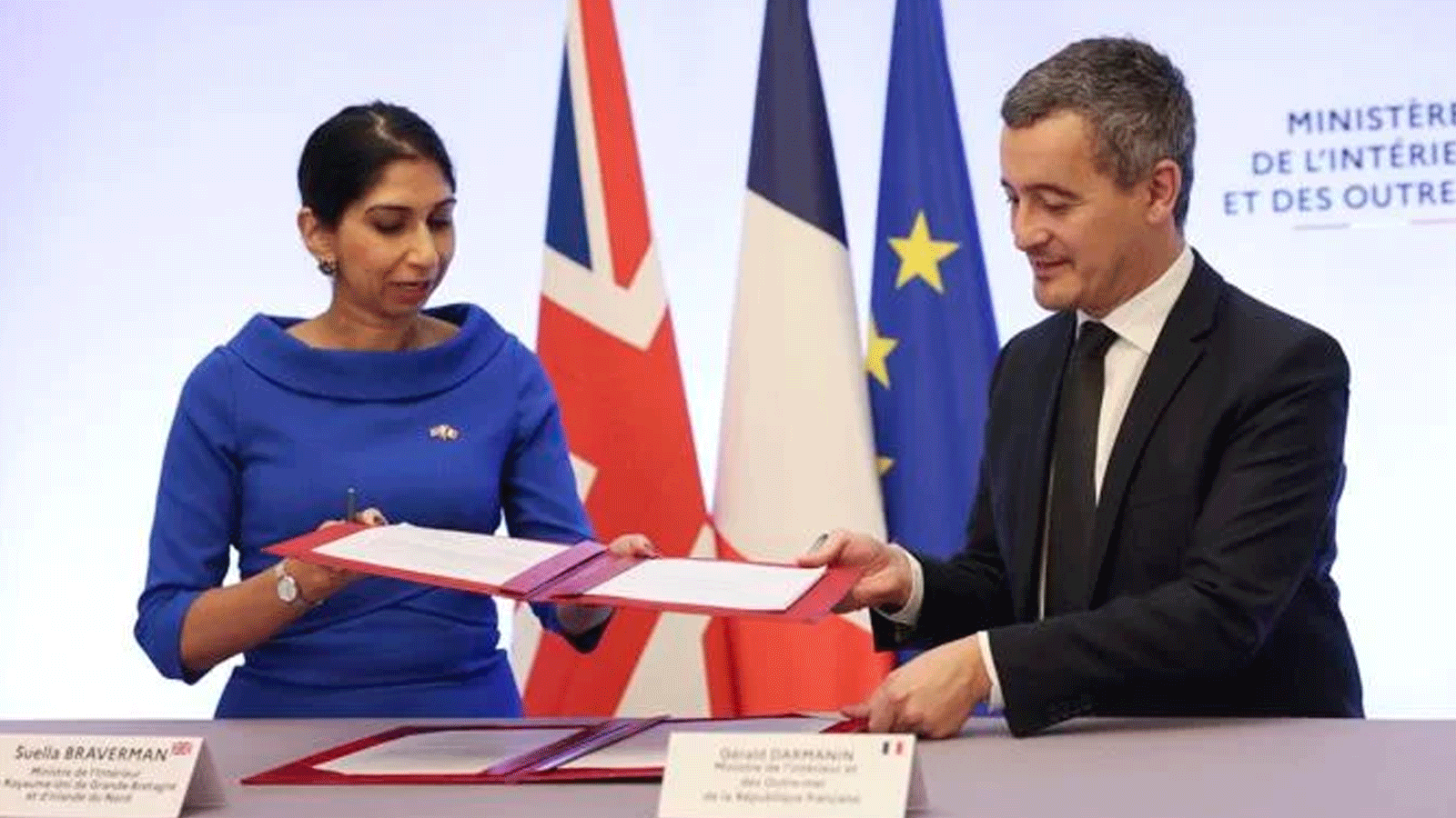 وزيرا الداخلية الفرنسي والبريطانية يتبادلان مذكرات الاتفاق