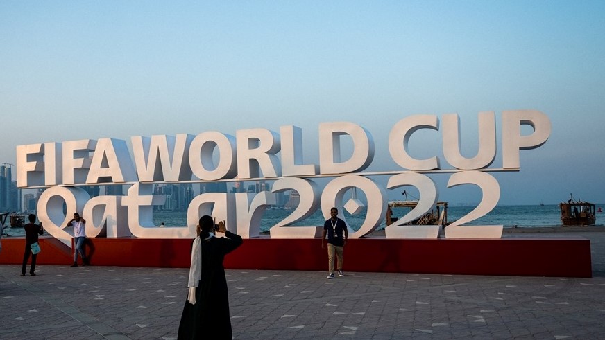 الزوار يلتقطون الصور مع لافتة كأس العالم FIFA في الدوحة، قطر في 23 أكتوبر 2022، قبل بطولة كأس العالم لكرة القدم قطر 2022