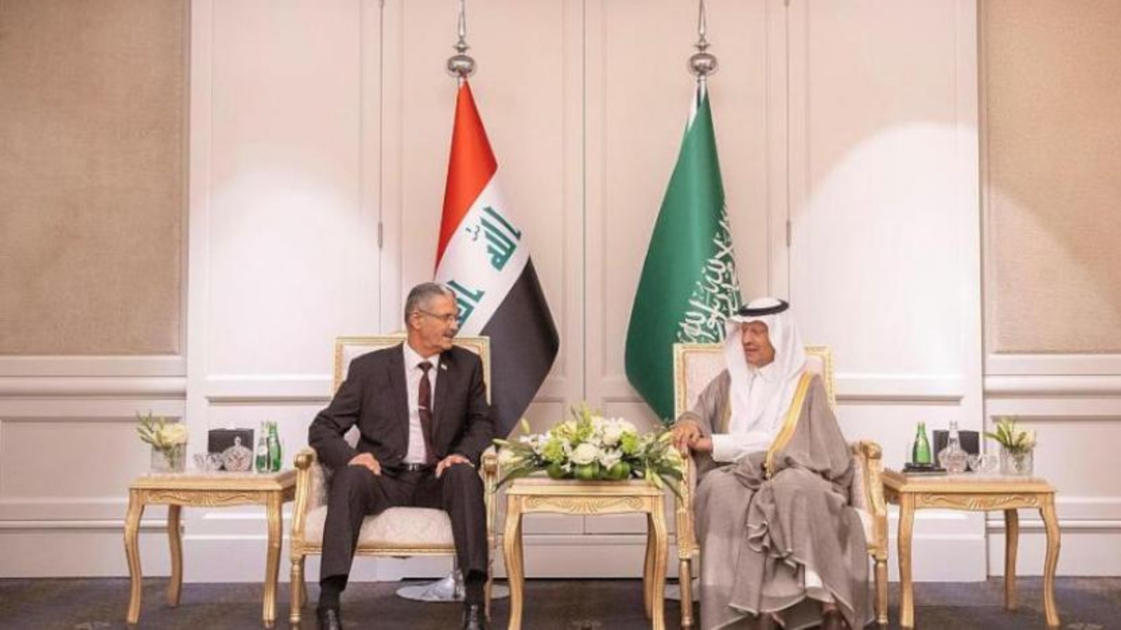 وزير الطاقة السعودي الأمير عبد العزيز بن سلمان ونظيره العراقي حيان عبد الغني (واس)