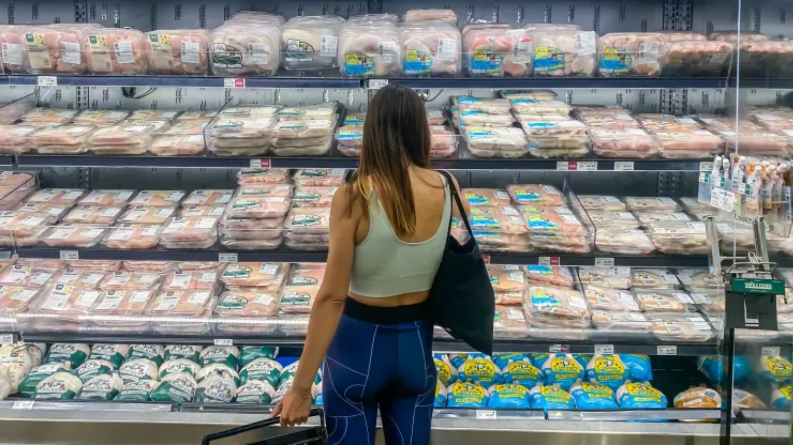 امرأة تتسوق في سوبر ماركت في سانتا مونيكا، كاليفورنيا، في 13 سبتمبر 2022
