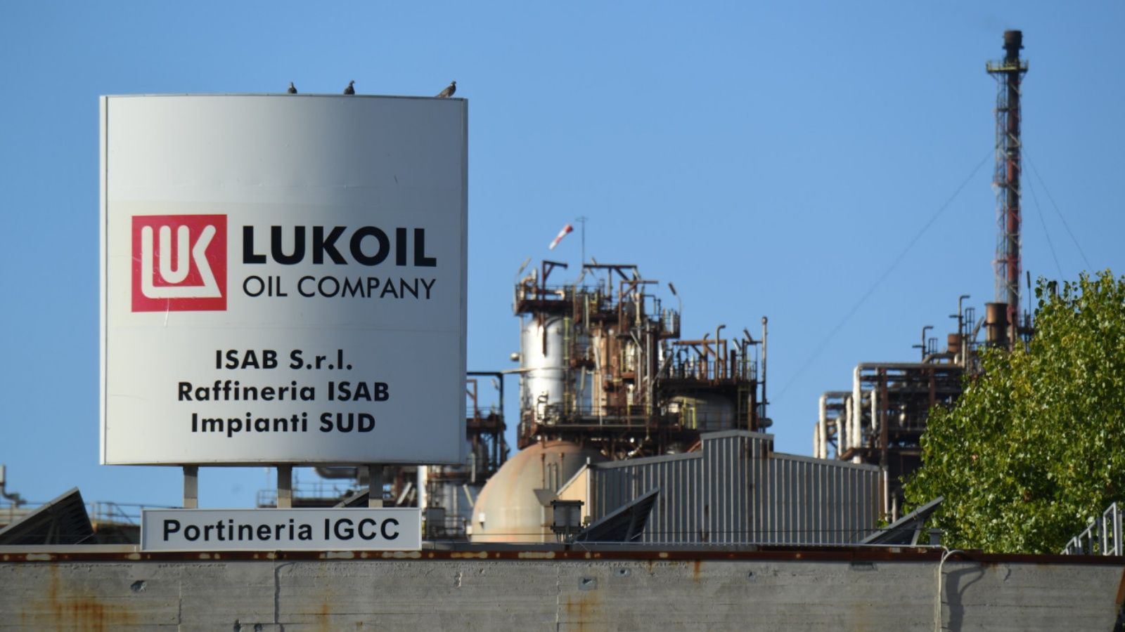 تم تصوير مرافق مصفاة Lukoil في بلدة صقلية بريولو جارجالو، إيطاليا، الجمعة 18 نوفمبر 2022 (TASS)