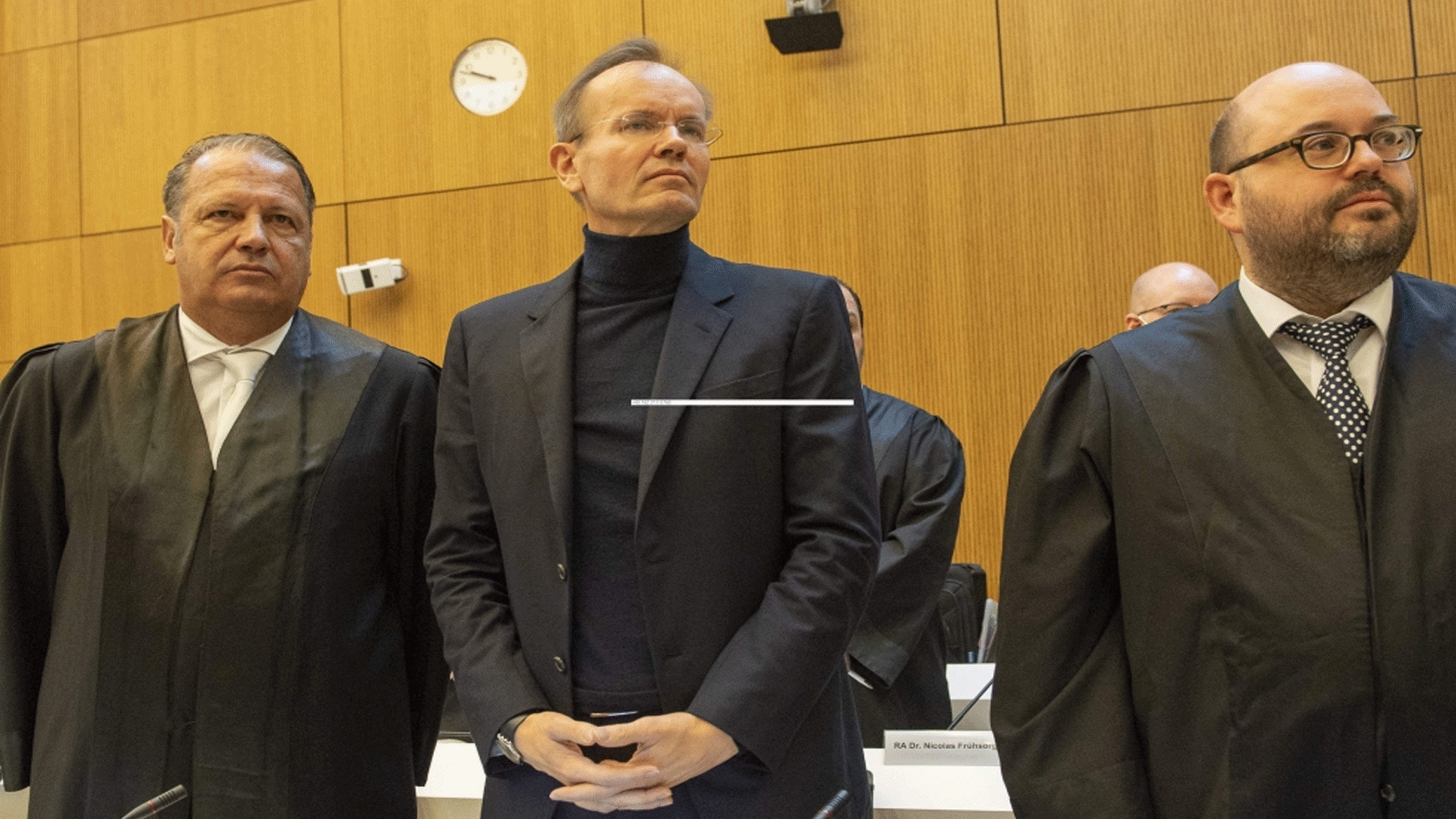 الرئيس التنفيذي السابق لشركة Wirecard ماركوس براون (في الوسط) يقف بجانب محاميه ألفريد دييرلام (يسار) ونيكو فيرنينج في قاعة محكمة المقاطعة في ميونيخ، جنوب ألمانيا. 8 كانون الأول\ديسمبر 2022.