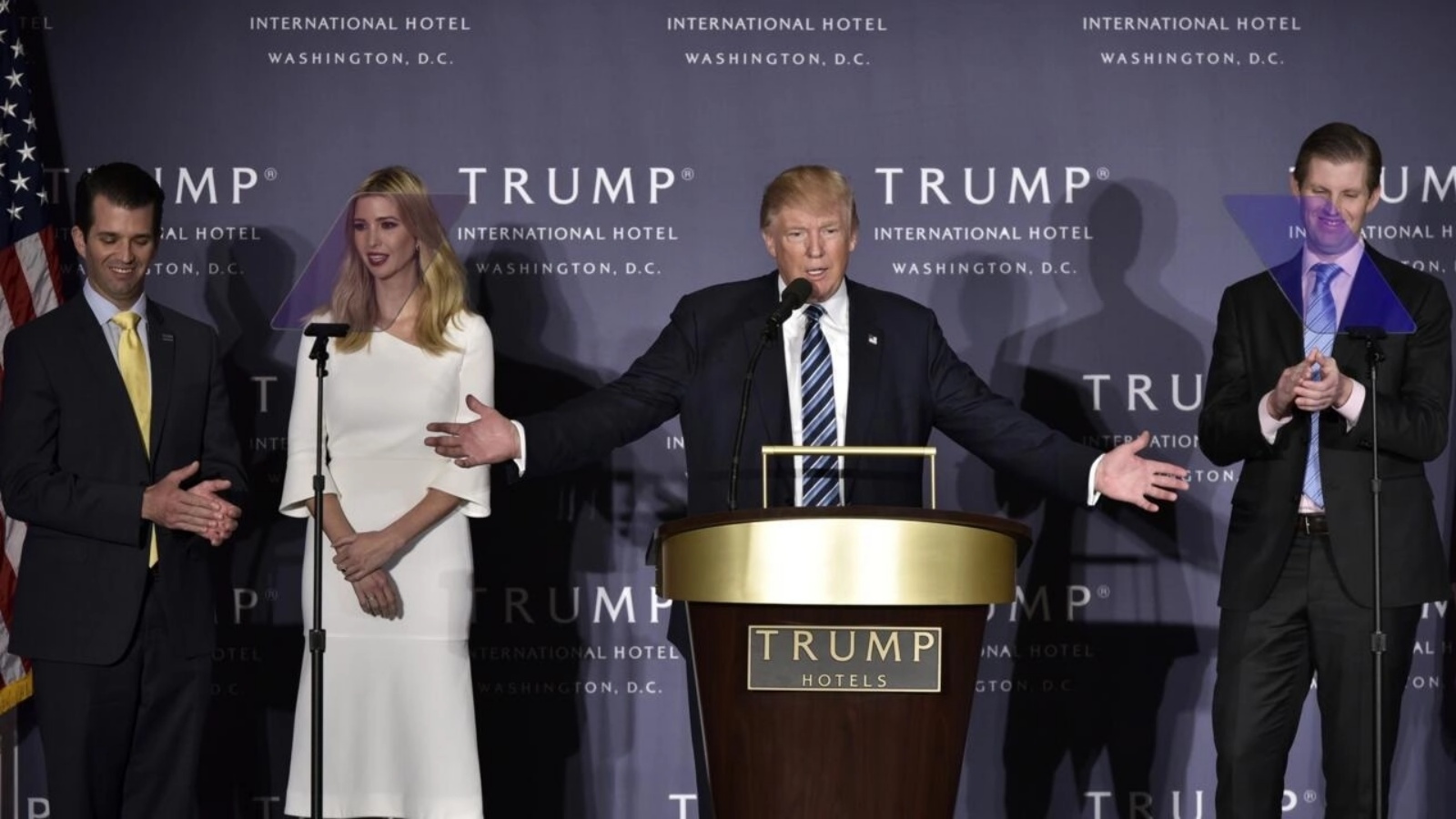 الرئيس السابق دونالد ترامب وثلاثة من أبنائه دونالد جونيور وإيريك وزوجته إيفانكا في افتتاح فندق له في واشنطن - اغلق في وقت لاحق -، في 26 أكتوبر 2016 