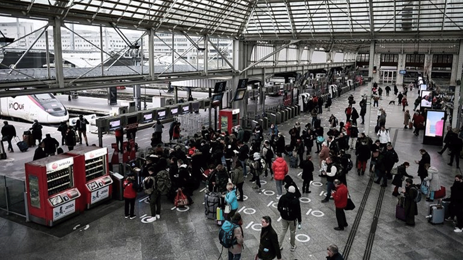 المسافرون ينتظرون في طابورهم لأخذ القطار في محطة Gare de Lyon في باريس