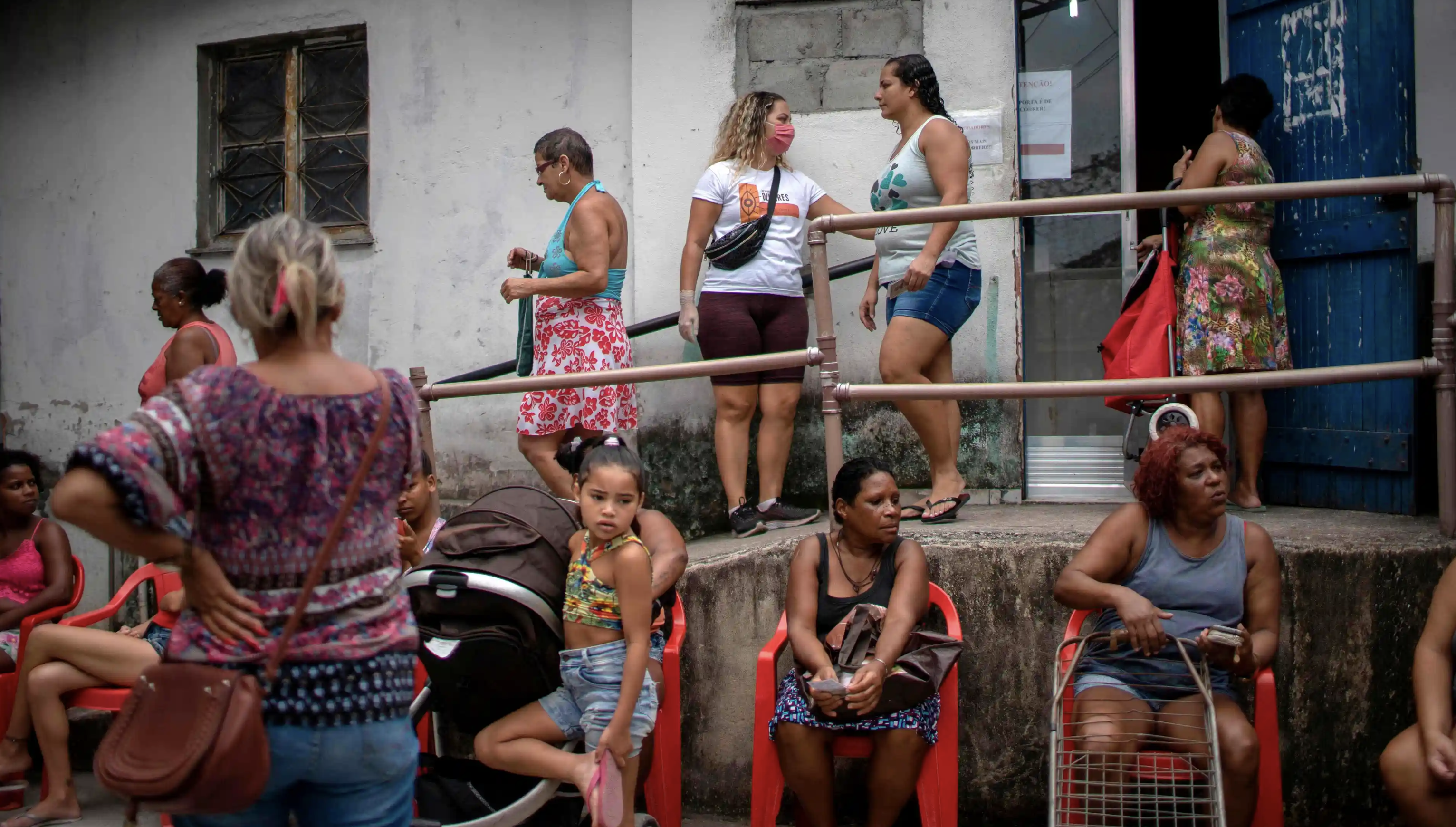 في طابور انتظاراً للحصول على المساعدات الغذائية في ريو دو جانيرو