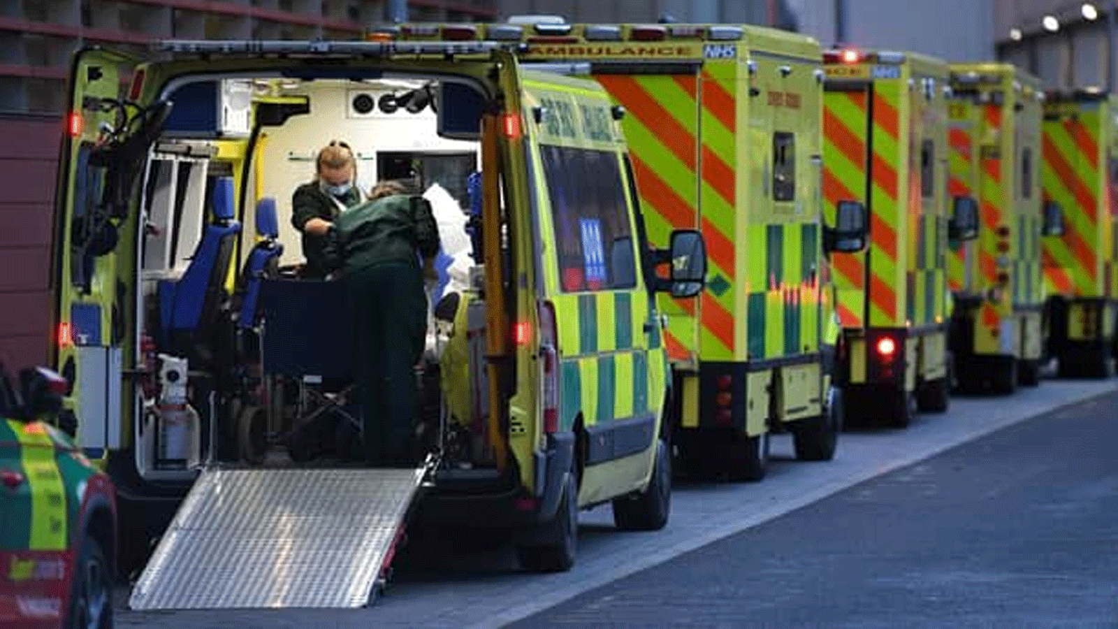 أفراد طاقم سيارة الإسعاف داخل سيارة إسعاف متوقفة خارج مستشفى لندن الملكي في شرق لندن 