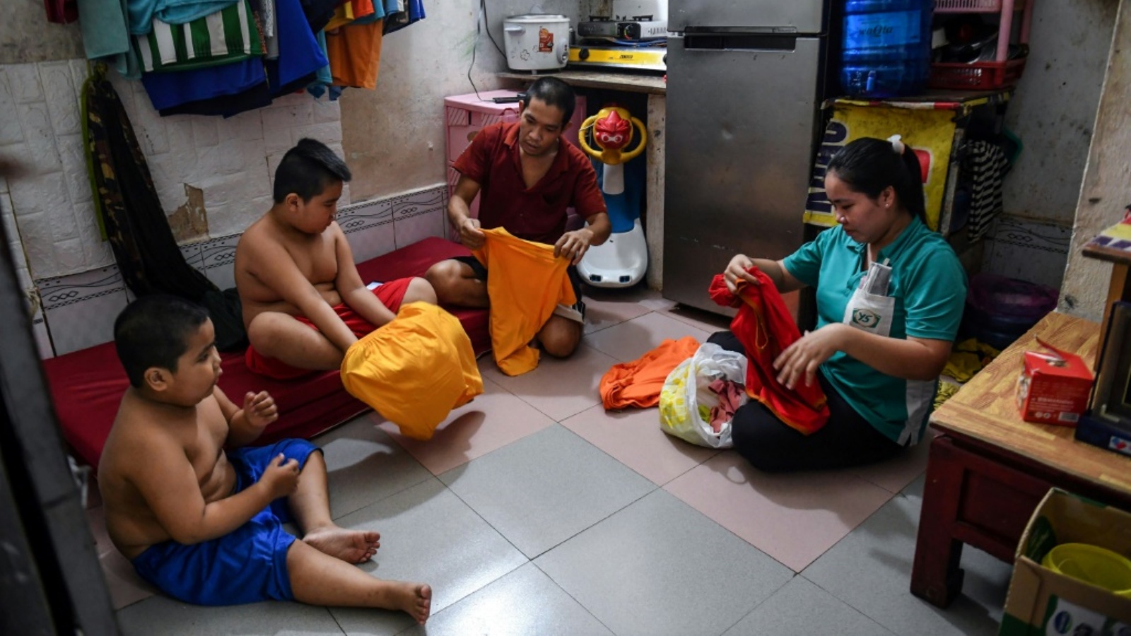   الفيتنامية فان ثي نيو مع زوجها وولديها داخل منزلهم في مدينة هوشي منه في فيتنام بتاريخ 30 نوفمبر 2022