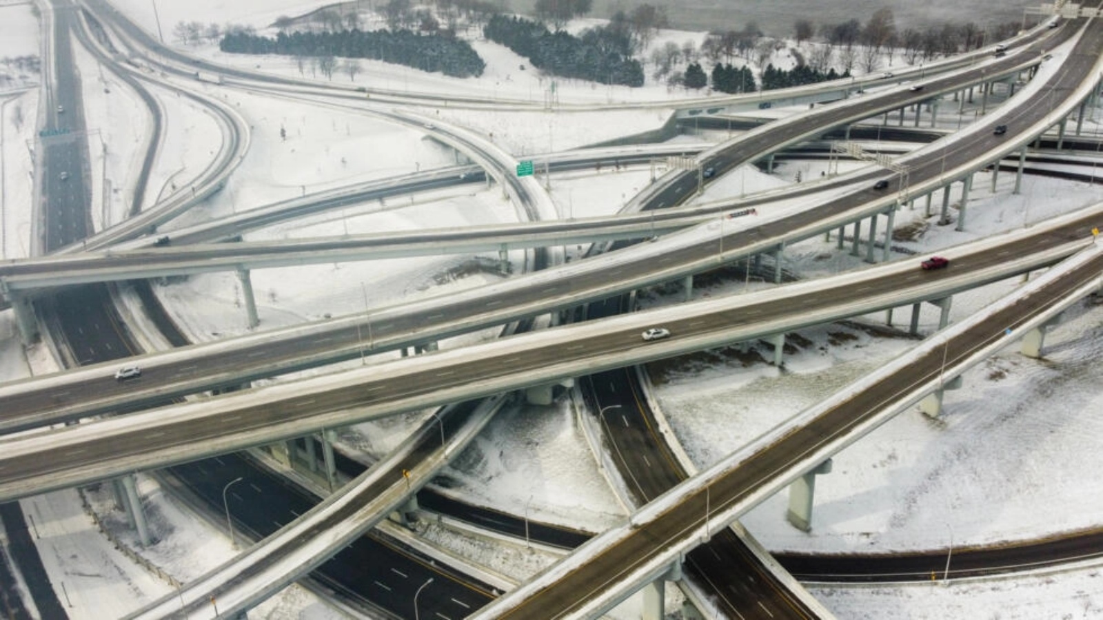 السائقون يشقون طريقهم على طول طريق سريع ثلجي في لويزفيل بولاية كنتاكي ، والتي تعرضت لدرجات حرارة متجمدة في 23 ديسمبر 2022