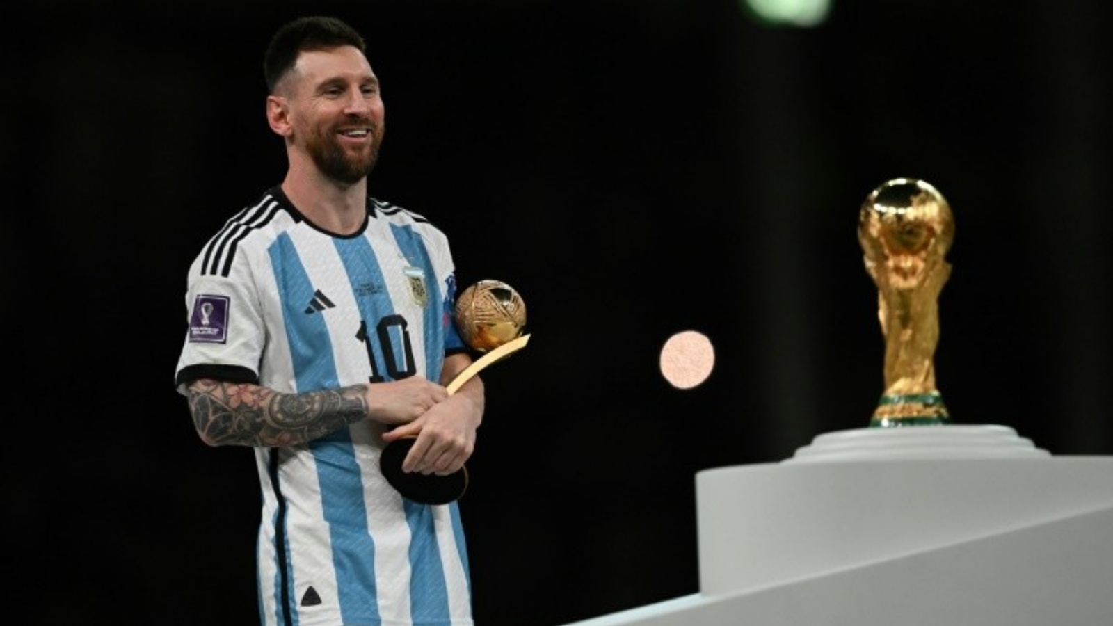 قائد الأرجنتين ليونيل ميسي يستعد لرفع كأس العالم