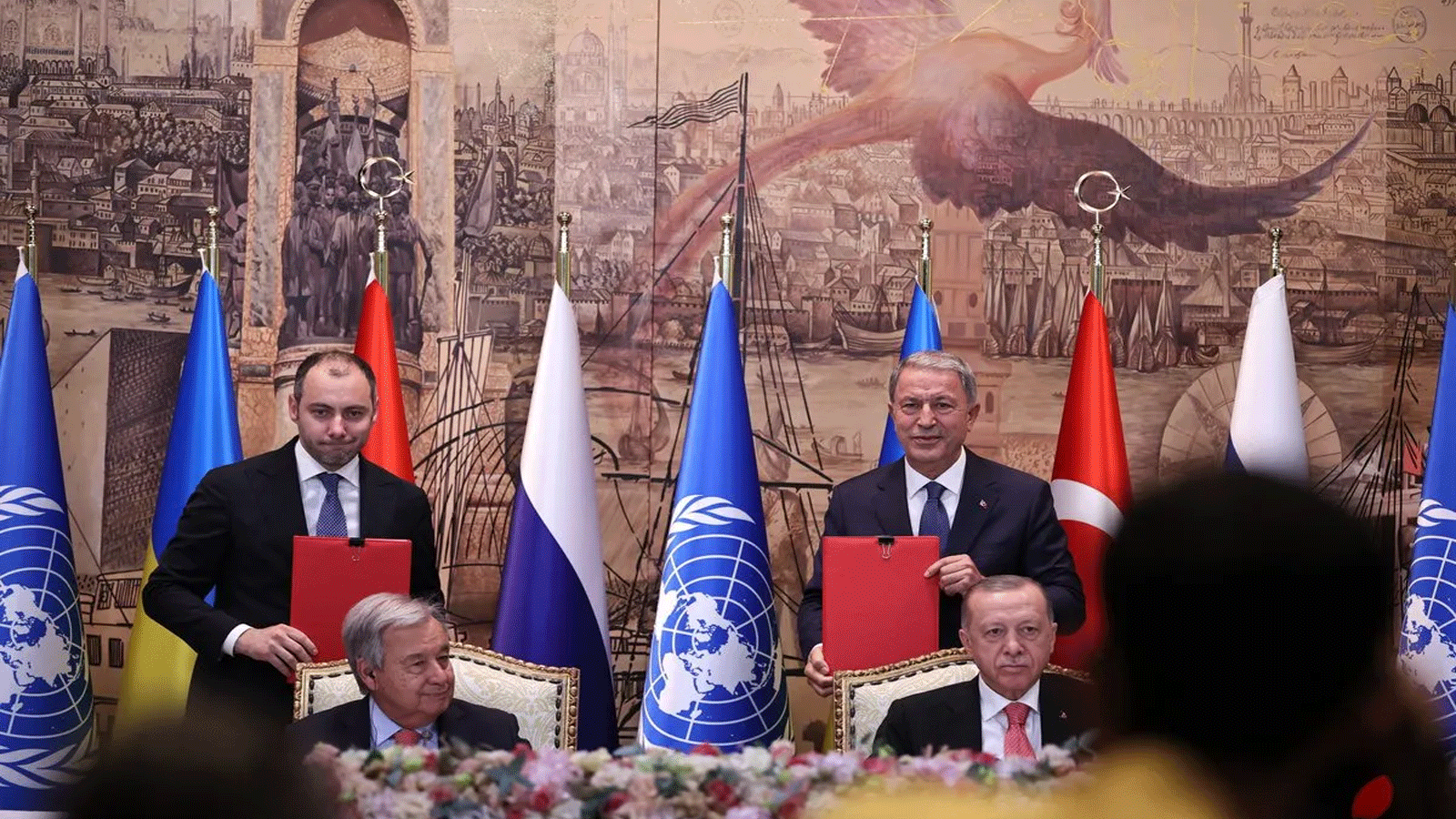 صورة أرشيفية تجمع الرئيس التركي رجب طيب أردوغان (من الأمام إلى اليمين) والأمين العام للأمم المتحدة أنطونيو غوتيريش (من الأمام إلى اليسار) ووزير الدفاع التركي خلوصي أكار (من الخلف إلى اليمين) خلال مراسم التوقيع على الاتفاقية التي تحرر صادرات الحبوب الأوكرانية. تم توقيع الاتفاقية بين تركيا وروسيا وأوكرانيا والأمم المتحدة في اسطنبول، تركيا في 22 تموز\يوليو 2022(الأناضول)