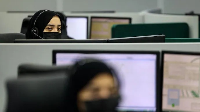 سعوديات يعملن في مركز القيادة والاتصال في مدينة مكة المكرمة