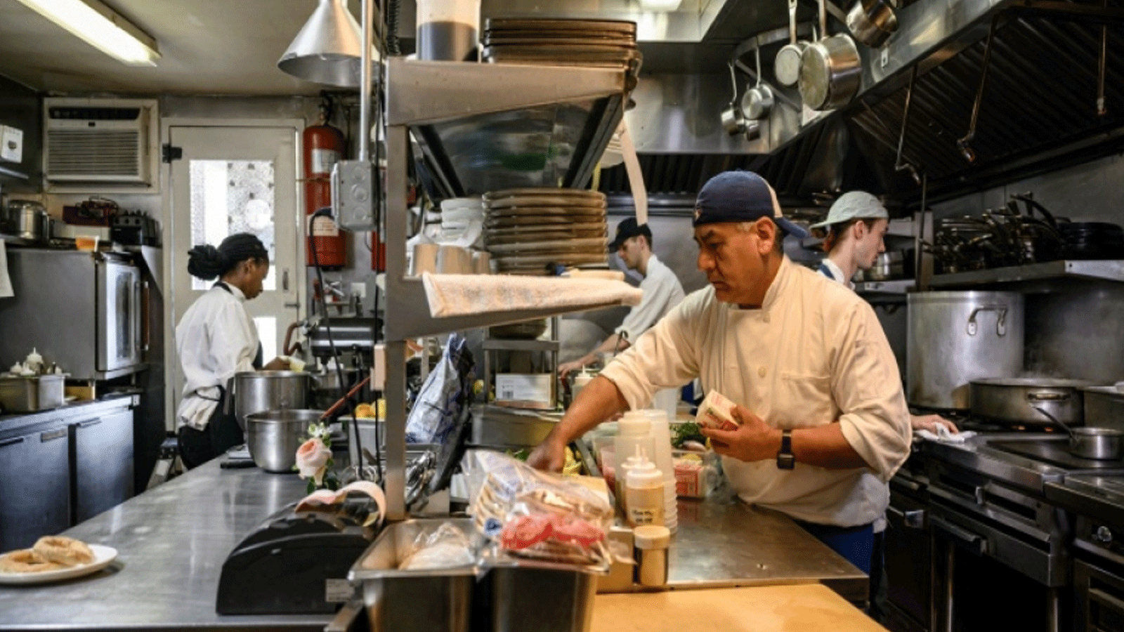 تراجع نشاط قطاع الخدمات الأميركي لأول مرة منذ مايو 2020