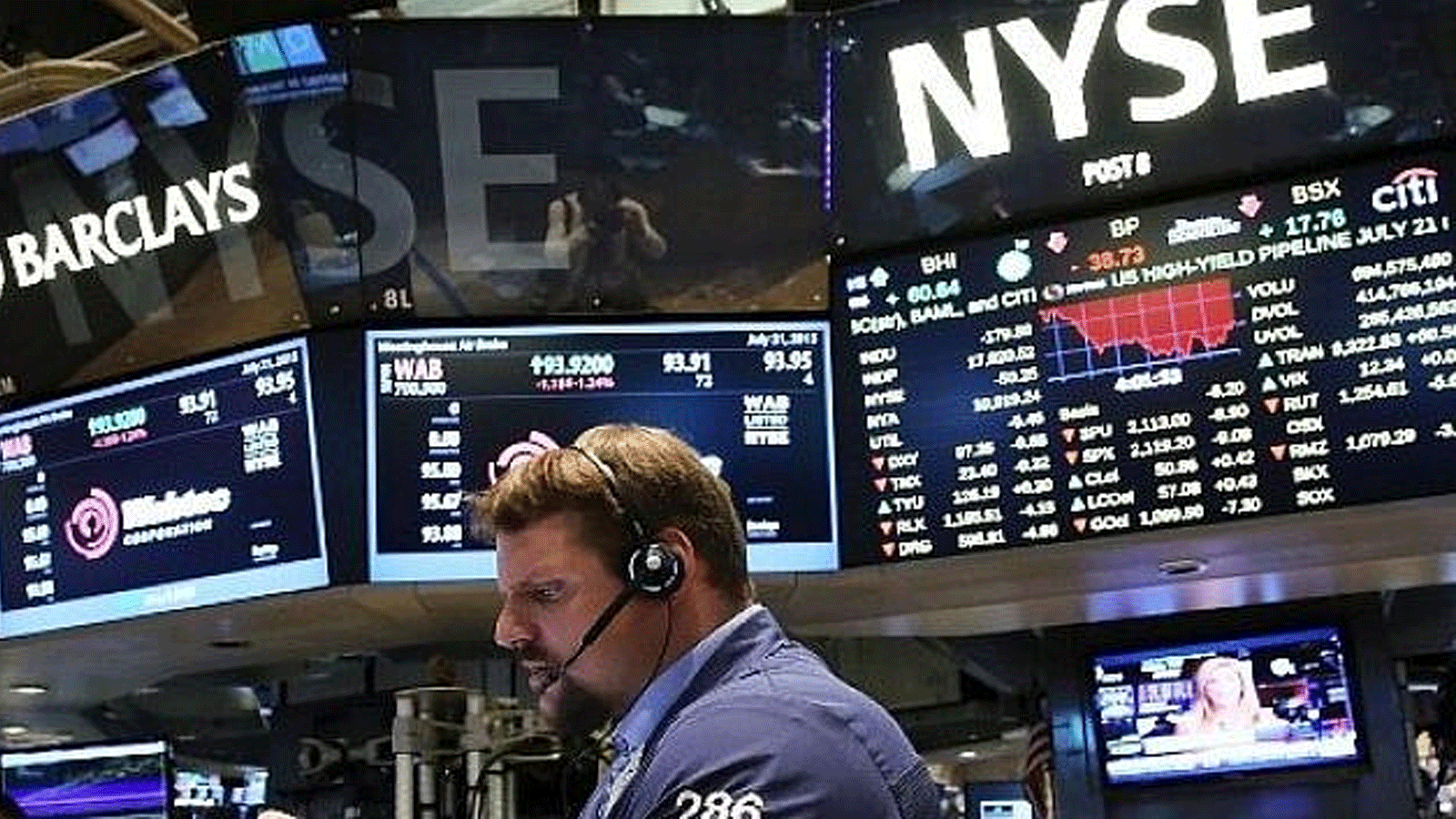 تاجر يعمل على أرضية بورصة نيويورك (NYSE)