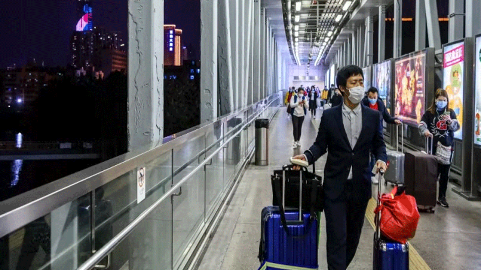 صورة أرشيفية لركاب يصلون إلى محطة Lo Wu MTR في هونغ كونغ قادمين من شنتشن في 3 شباط\ فبراير 2020