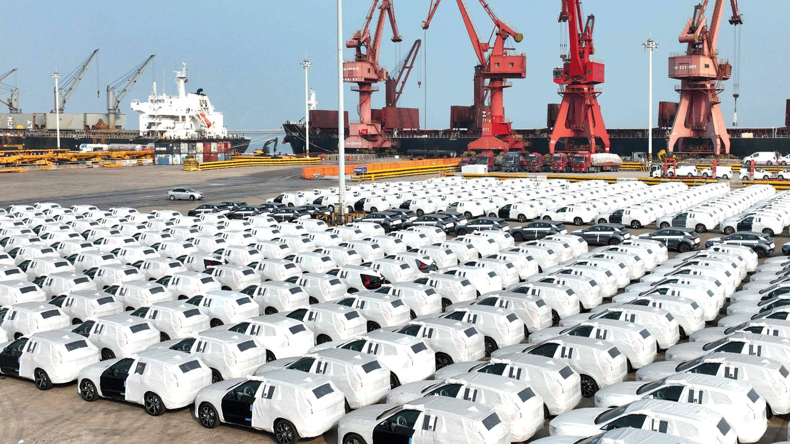 سيارات معدة للتصدير متوقفة في ميناء في ليانيونقانغ بمقاطعة جيانغسو بشرق الصين