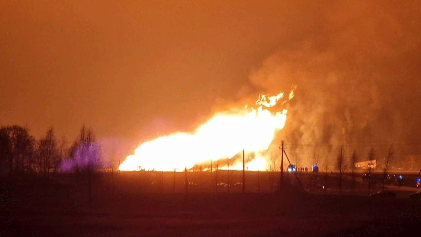 ألسنة النار تعلو بعيد انفجار أنبوب الغاز في ليتوانيا(تويتر)