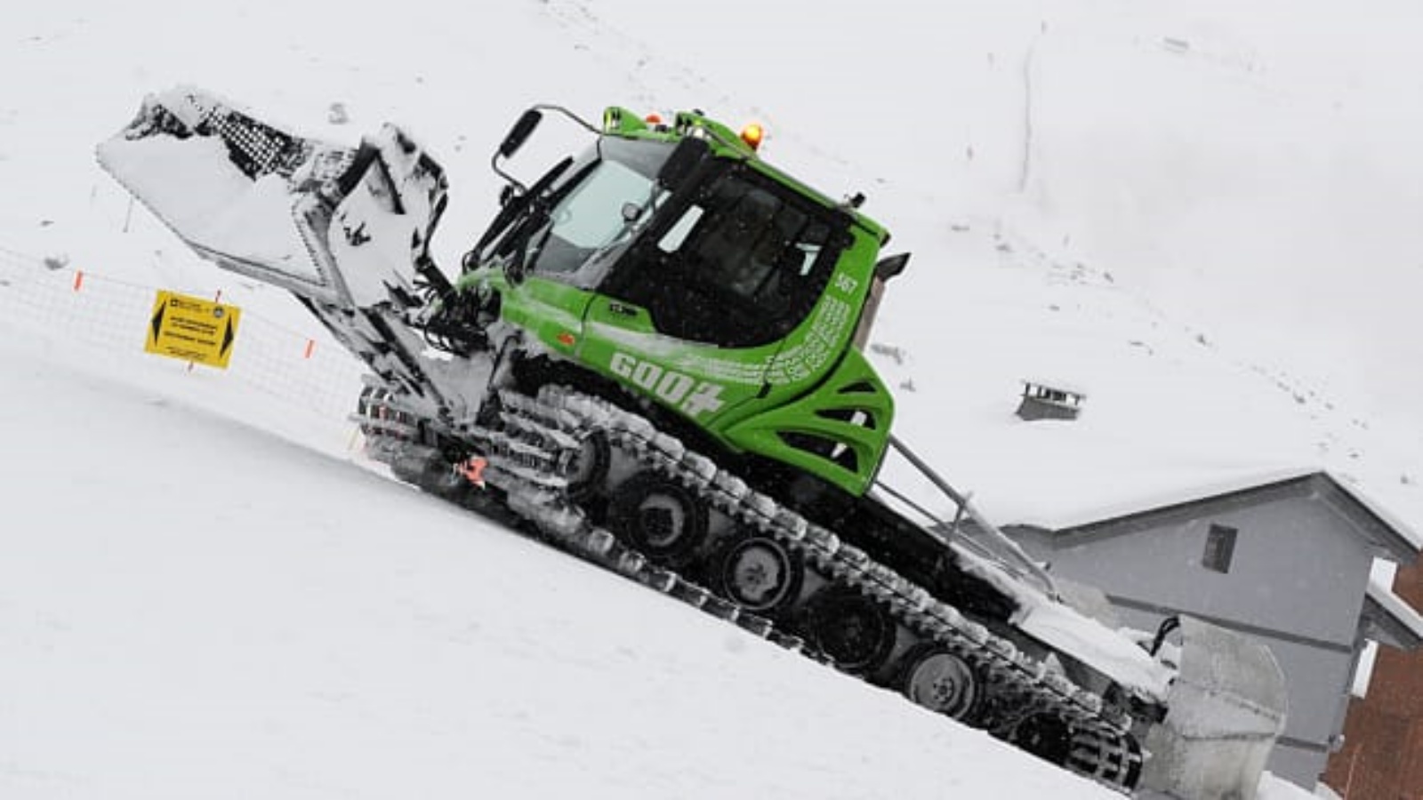 آلة تزيل الثلج في فال تورين في جبال الألب الفرنسية