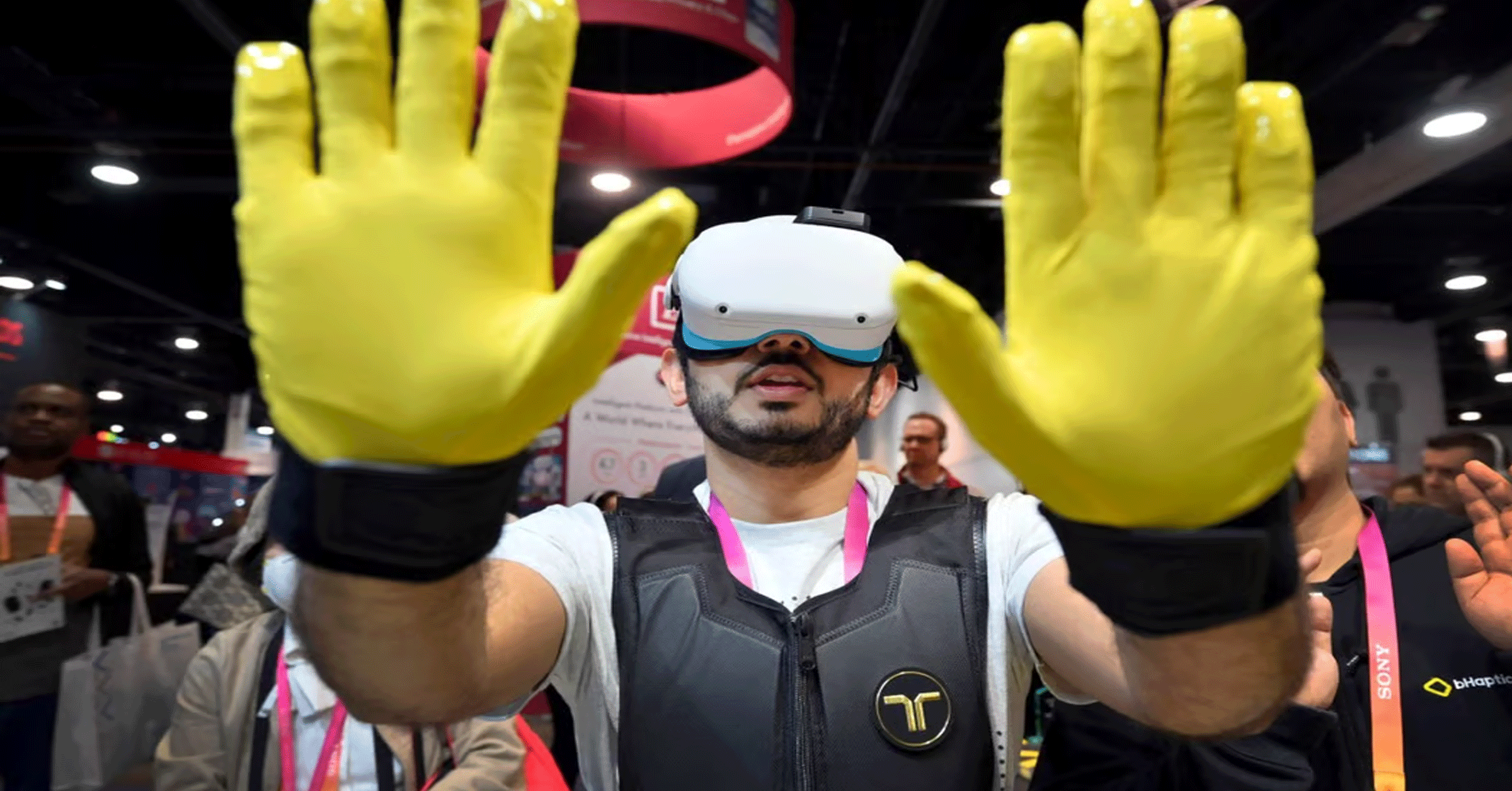 أحد الحاضرين يستخدم القفازات والسترات الملموسة خلال عرض الواقع الافتراضي في كشك bHaptics خلال CES 2023 في مركز مؤتمرات لاس فيغاس في 6 كانون الثاني\يناير 2023