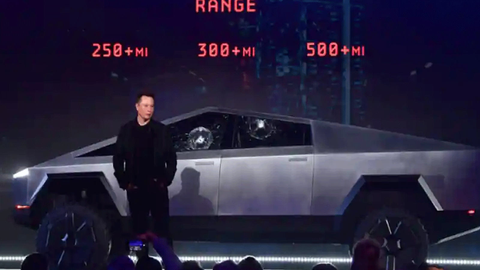 إيلون ناسك يقف أمام إحدى طرازات سيارة تيسلا