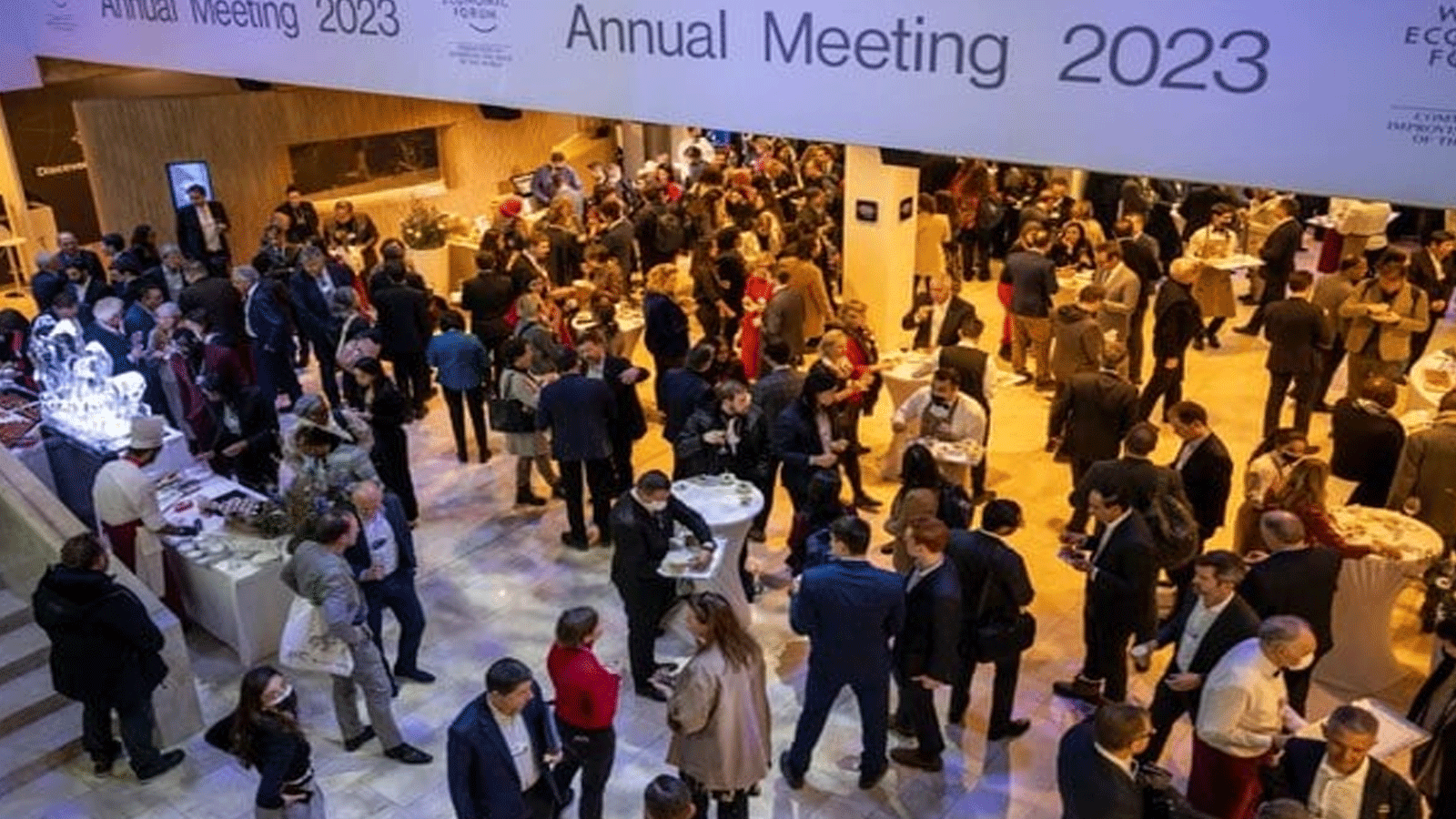 المشاركون في حفل استقبال ترحيبي في يوم افتتاح الاجتماع السنوي للمنتدى الاقتصادي العالمي (WEF)