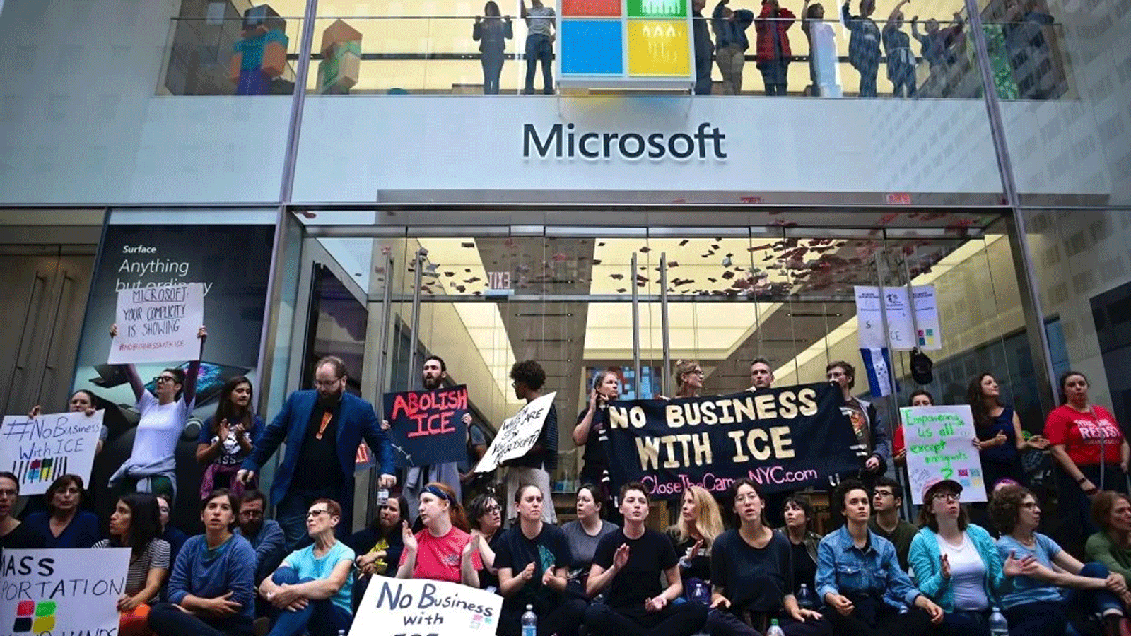 صورة أرشيفية لموظفين يتظاهرون في متجر Microsoft في وسط مانهاتن احتجاجًا على مشاركة الشركة مع شركة ICE في أيلول\سبتمبر 2019.