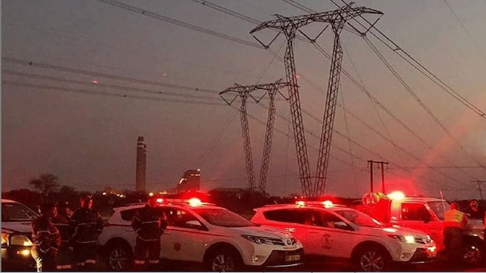 سيارات الشرطة تُضيء في شوارع جنوب أفريقيا المظلمة