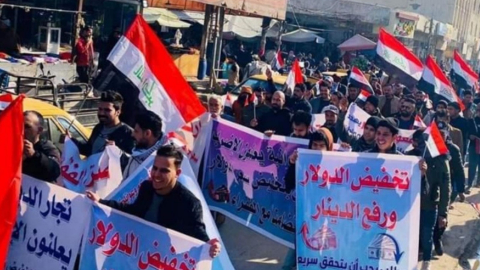 متظاهرون عراقيون وسط بغداد الاربعاء 25 يناير متهمين سياسيين فاسدين وايران بارتفاع الاسعار وانهيار الدينار (الوكالة الوطنينة نينا)