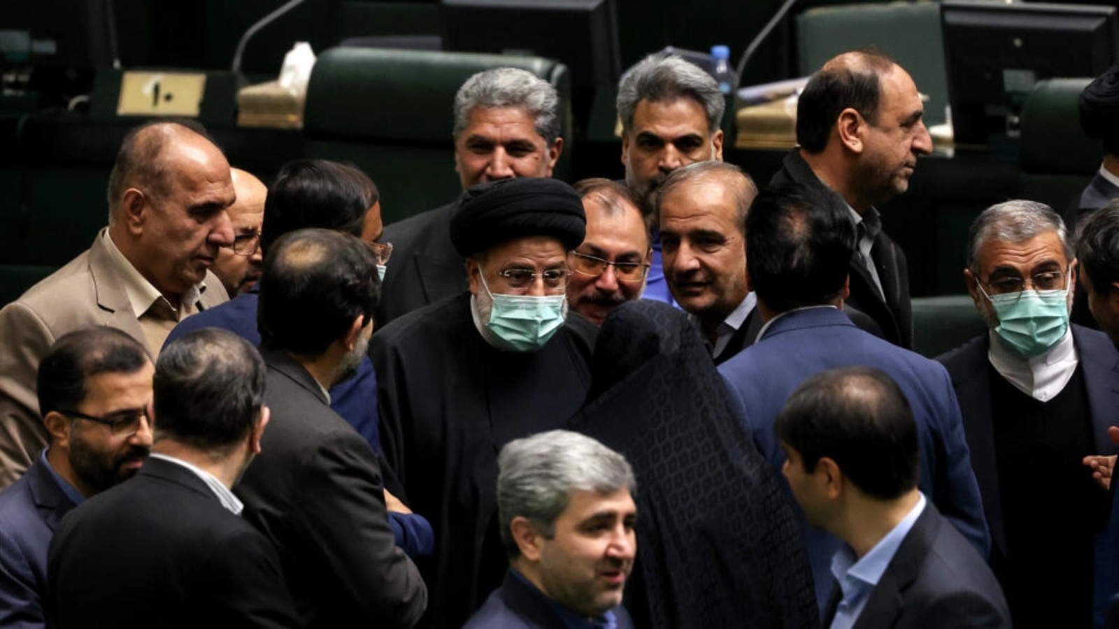 الرئيس الإيراني إبراهيم رئيسي يتوسط عددا من المسؤولين وأعضاء مجلس الشورى في 22 يناير 2023