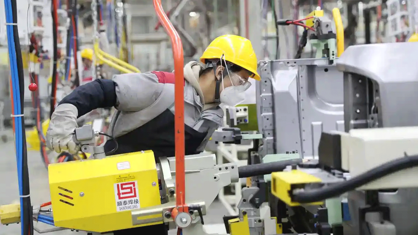 أحد العمال يتابع عمله في مصنع صيني