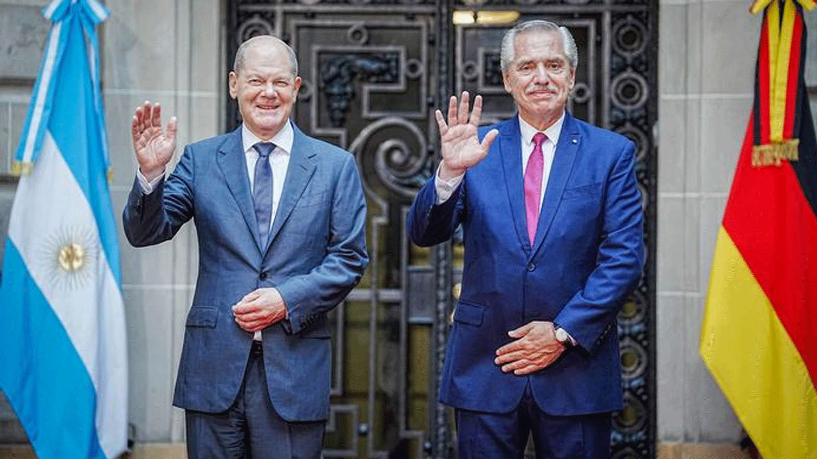 الرئيس الأرجنتيني ألبرتو فرنانديس المستشار والألماني أولاف شولتس خلال زيارة الأخير إلى أميركا اللاتينية