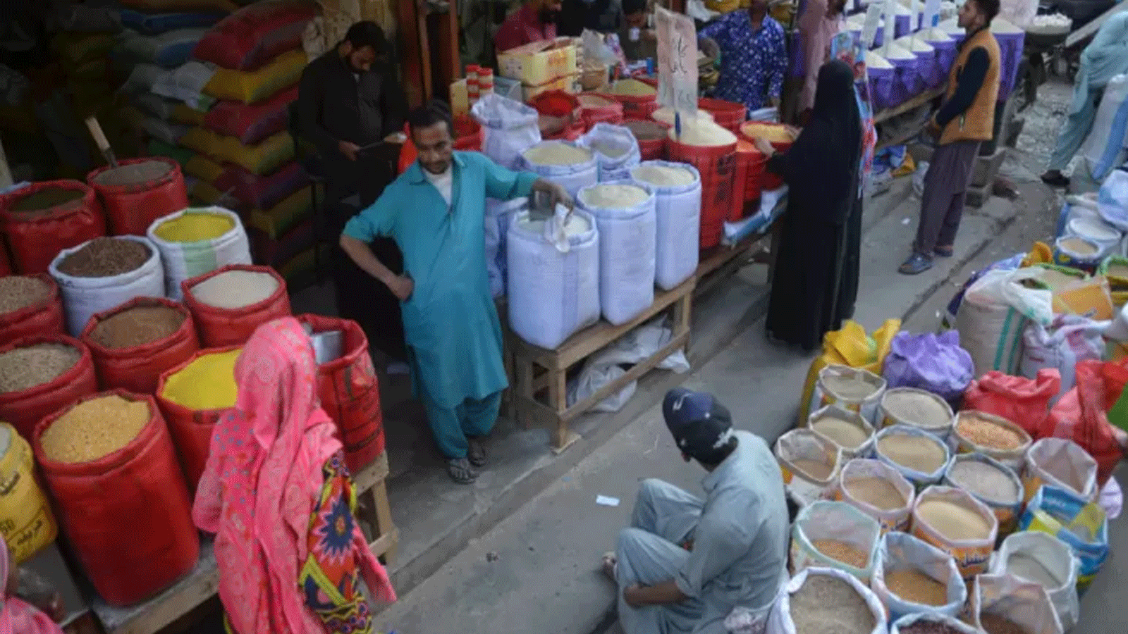 الناس يشترون البقول والحبوب من سوق الجملة في كراتشي 
