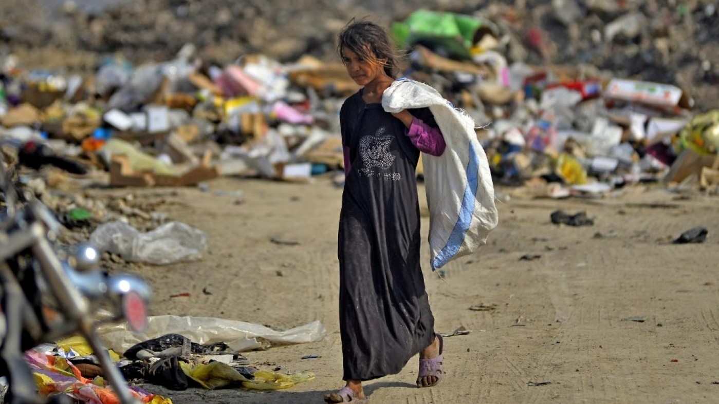 معمل عبد اللطيف جميل لمكافحة الفقر يضع السياسات الكفيلة بالتخفيف من وطأة الفقر في العالم. هنا، صورة لفتاة عراقية فقيرة تبحث عما يمكن أن تنتفع به في مكب للنفايات في منطقة الديوانية في سبتمبر 2021