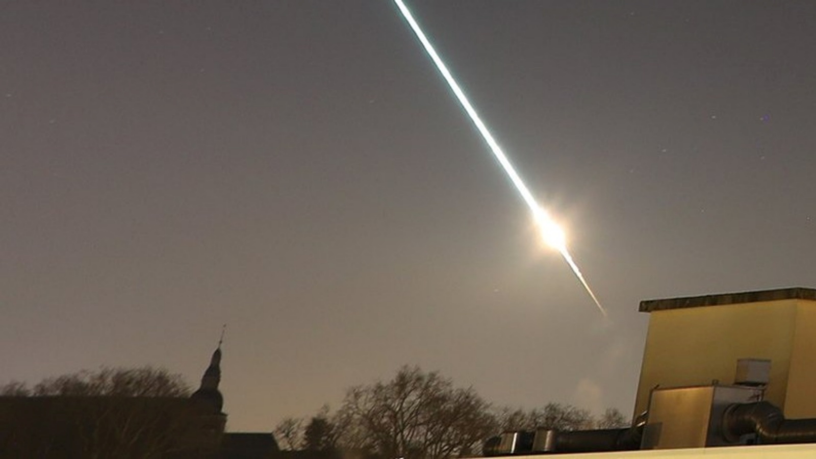 النيزك كما صوره مواطن بريطاني ونشره على موقعه على تويتر