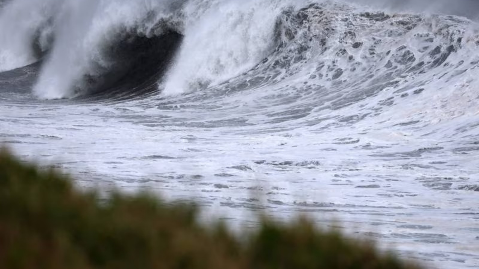 أمواج تتحطم على طول الشاطئ مع اقتراب إعصار فريدي من سانت آن