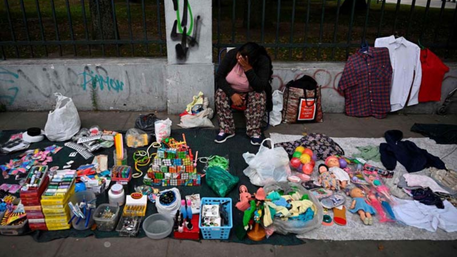 امرأة تعرض أغراضاً للبيع على رصيف شارع في بوينوس أيريس