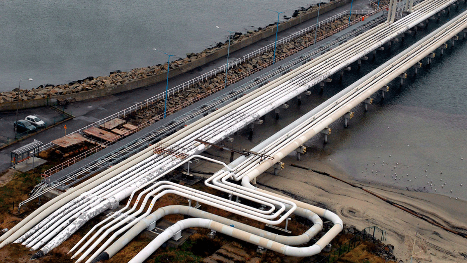ميناء النفط الخام، المحطة التي تزوّد المصافي البولندية من خط أنابيب النفط دروزبا الروسي، في غدانسك، بولندا
